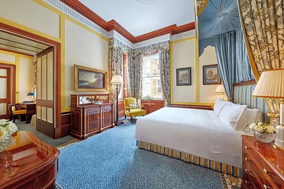 Geräumiges Premier Zimmer mit großem Doppelbett und klassischer Einrichtung