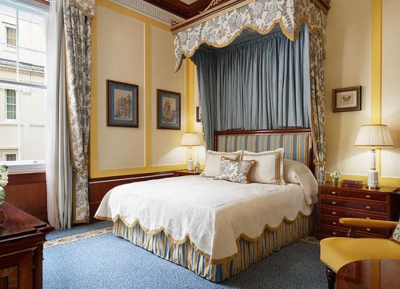 Gemütliches Doppelzimmer mit Himmelbett und stilvollen Dekorationen