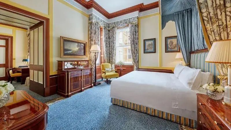 Premier Zimmer mit klassischem Mobiliar, großem Bett und hellen Akzenten