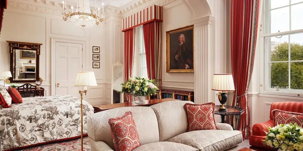 Elegantes Wohnzimmer in der Royal Suite mit luxuriösem Sofa und stilvoller Dekoration