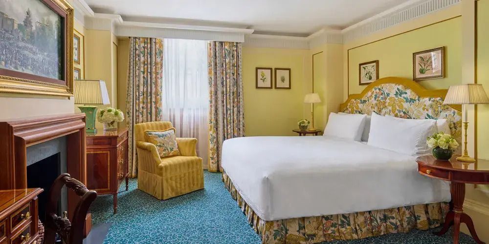 Elegantes Schlafzimmer der St James Suite mit großen Fenstern und luxuriöser Dekoration.