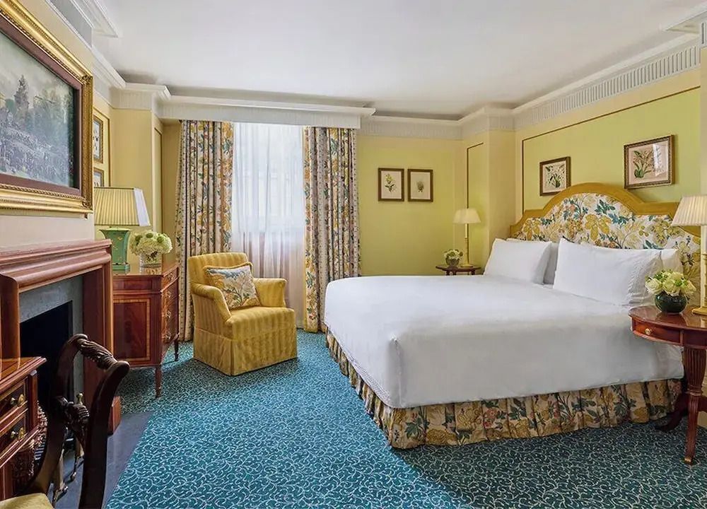 Helles Schlafzimmer der St James Suite mit komfortablem Kingsize-Bett und eleganter Einrichtung.