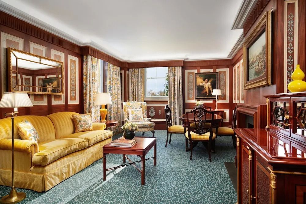 Geräumiges Wohnzimmer der St James Suite mit stilvollem Mobiliar und edler Atmosphäre.