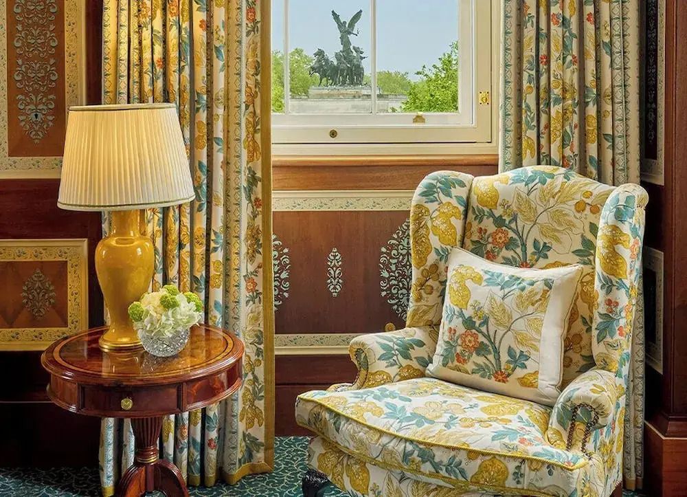 Detailaufnahme eines Fensters in der St James Suite mit gepflegtem Blick nach draußen.