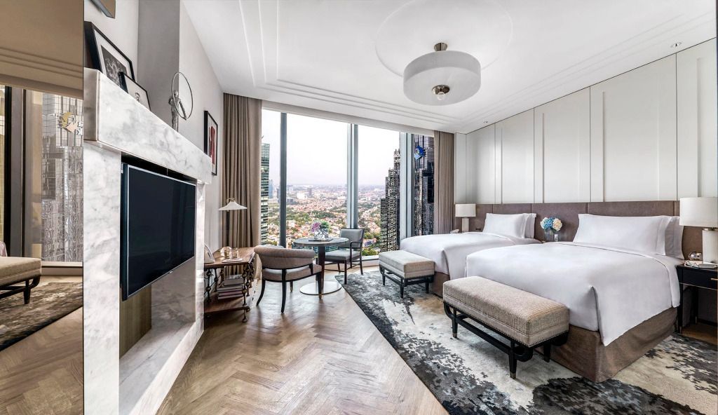 Deluxe Doppelzimmer mit zwei Betten und Panoramafenster im Langham Jakarta