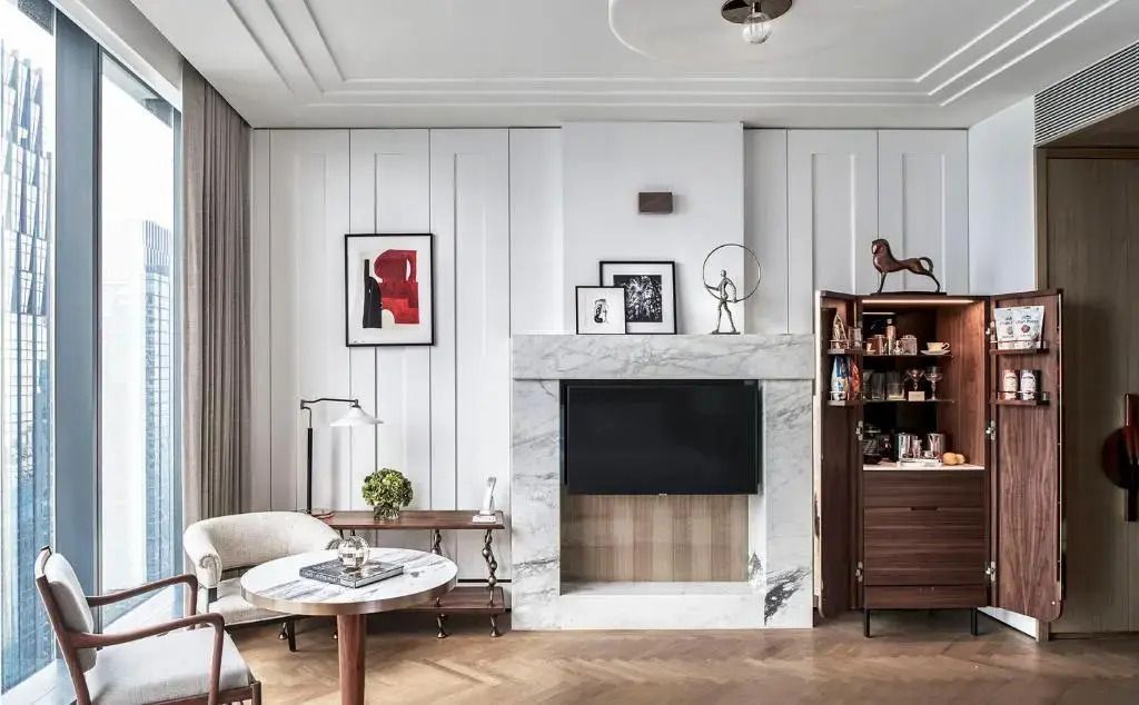 Elegantes Wohnzimmer mit Marmorkamin und stilvoller Dekoration im Langham Jakarta