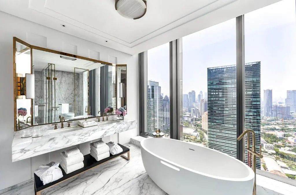 Stilvolles Badezimmer mit Badewanne und Blick auf die Skyline
