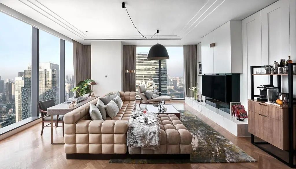 Geräumiges Wohnzimmer mit Panoramafenstern und modernem Design