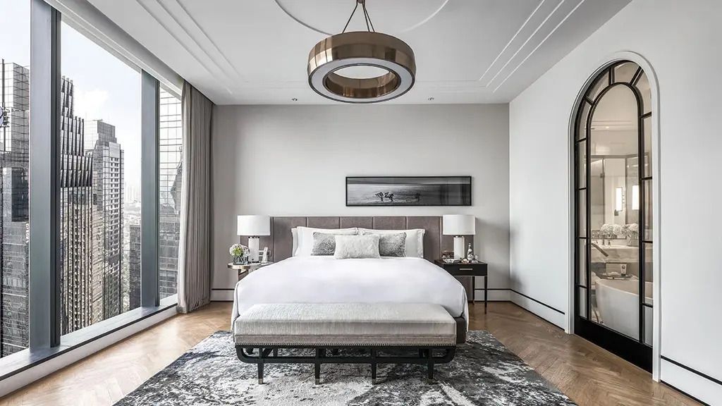Schlafzimmer mit großem Bett und eleganter Beleuchtung