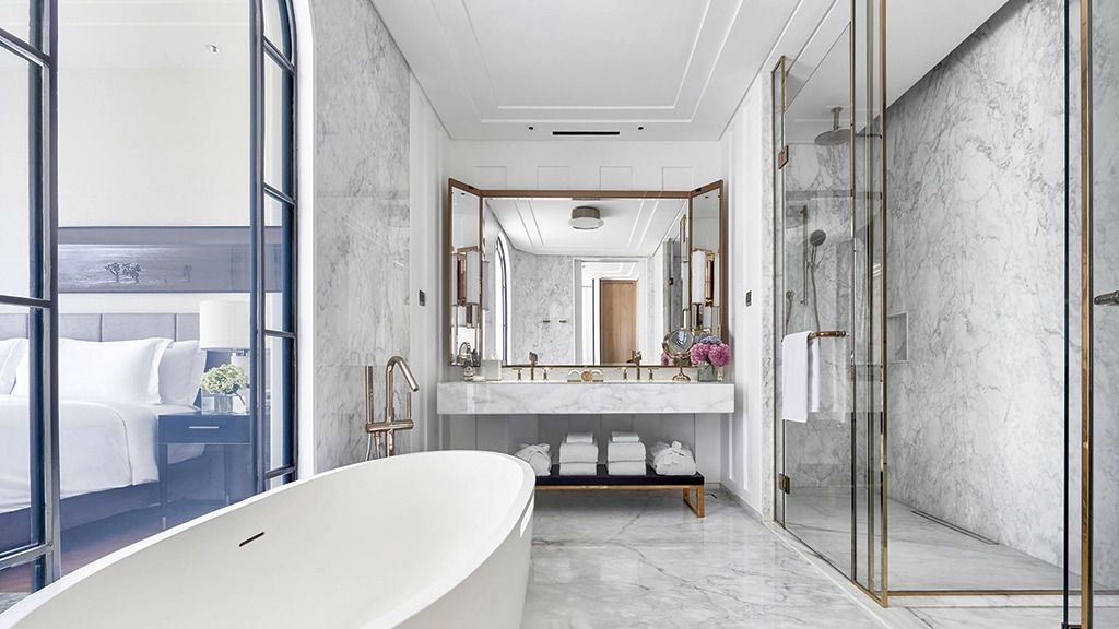 Badezimmer mit freistehender Badewanne und stilvollem Waschbereich