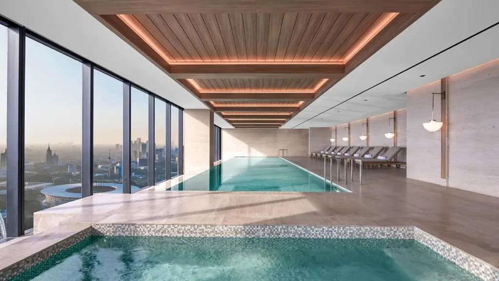 Infinity-Pool mit Panoramaausblick und Holzdeck