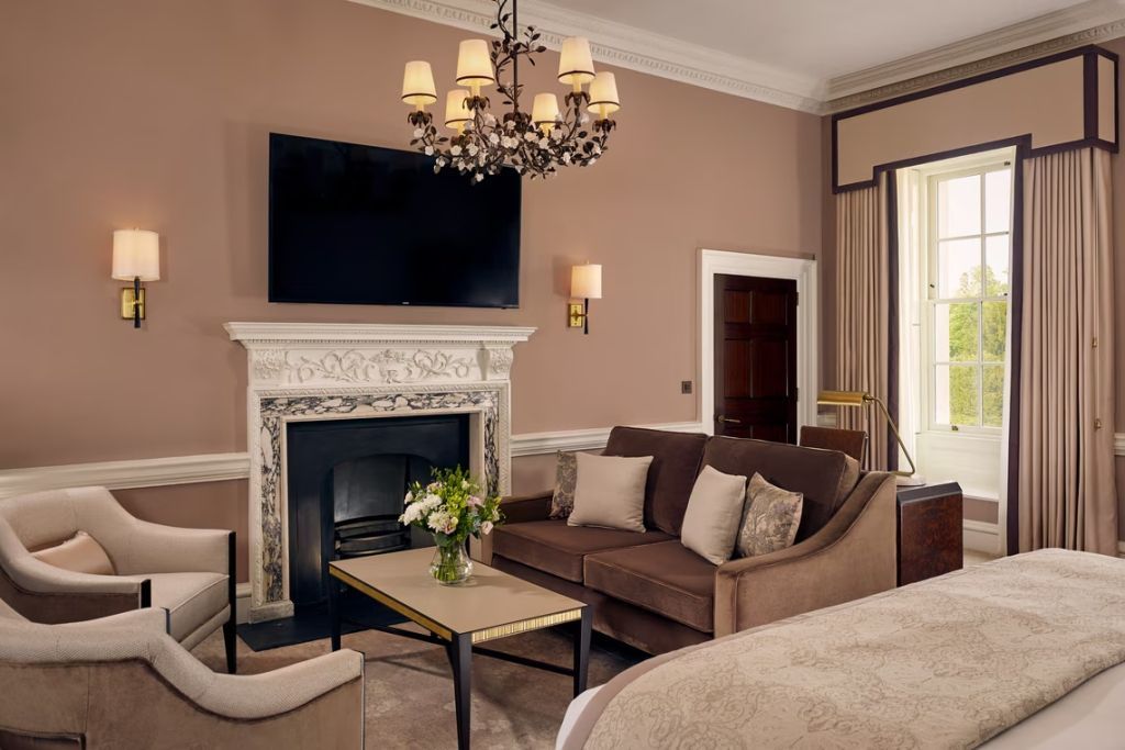 Gemütliches Wohnzimmer mit Kamin, Sofa und luxuriöser Einrichtung.