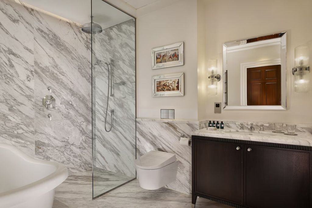 Modernes Badezimmer mit Marmordesign und eleganten Armaturen.