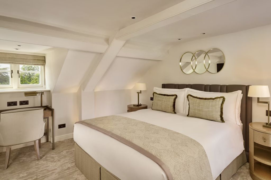 Klassisches Doppelzimmer mit gemütlichem Bett und stilvollen Details.