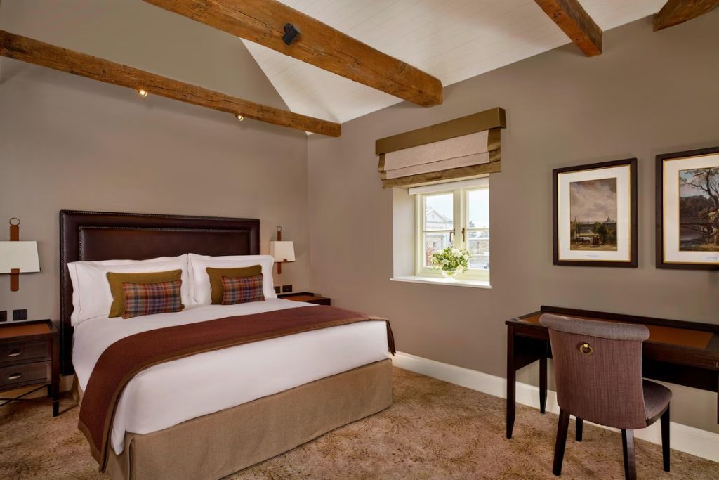 Elegantes Doppelzimmer mit Holzbalken und gemütlichem Ambiente.