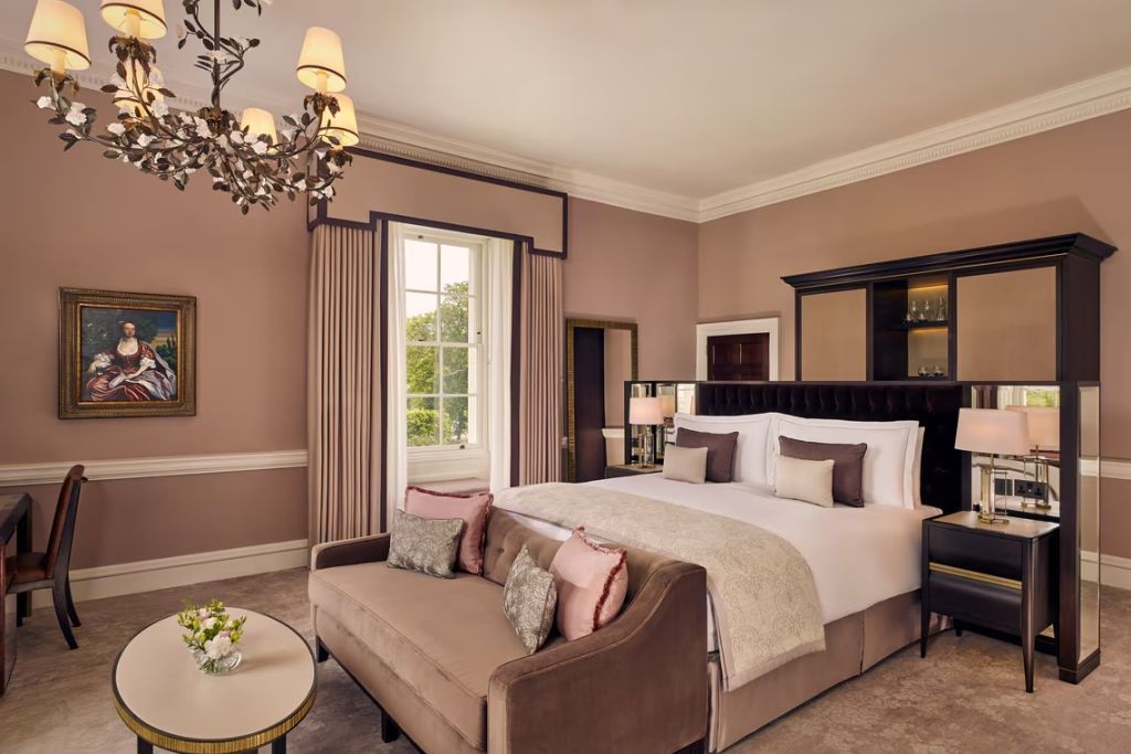 Elegante Junior-Suite mit Doppelbett. Luxuriöse Ausstattung in warmen Farben.