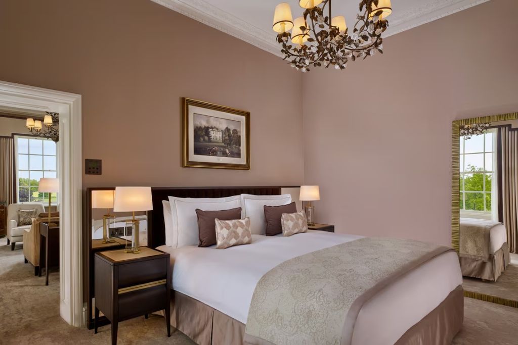 Elegantes Doppelzimmer mit großem Bett. Klassische Einrichtung und stilvolle Beleuchtung.