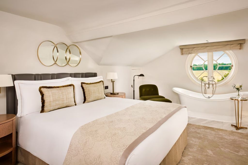 Einladendes Doppelzimmer in heller Farbgebung. Runde Fenster und dezente Dekoration.