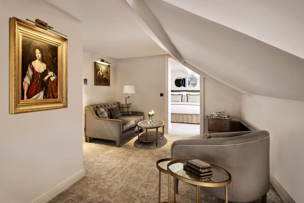 Elegantes Wohnzimmer mit Kunstgemälden. Gemütliche Sitzmöbel und raffinierte Details.