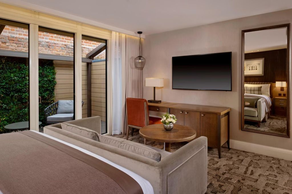 Elegantes Doppelzimmer mit großem Fernseher und Zugang zur Terrasse