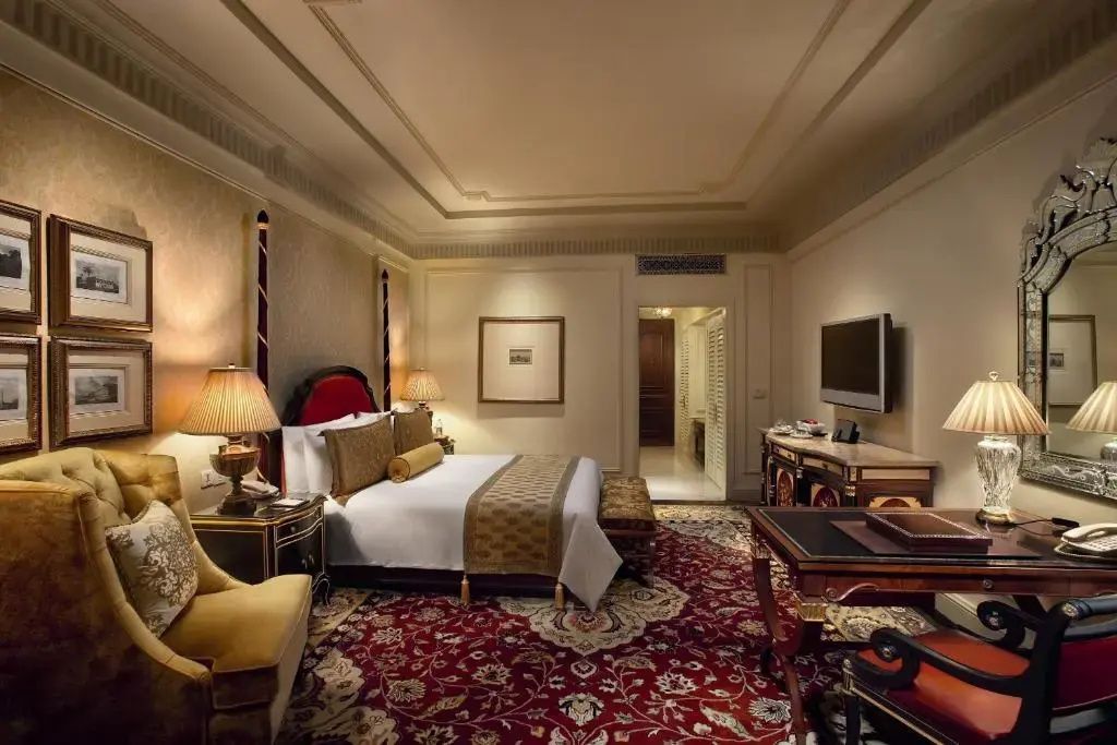 Elegantes Club Royal Doppelzimmer mit opulenten Teppichen und kunstvollen Möbeln.