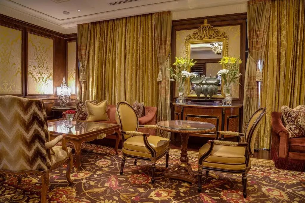 Luxuriöse Sitzecke mit prächtigen Möbeln und eleganter Dekoration.
