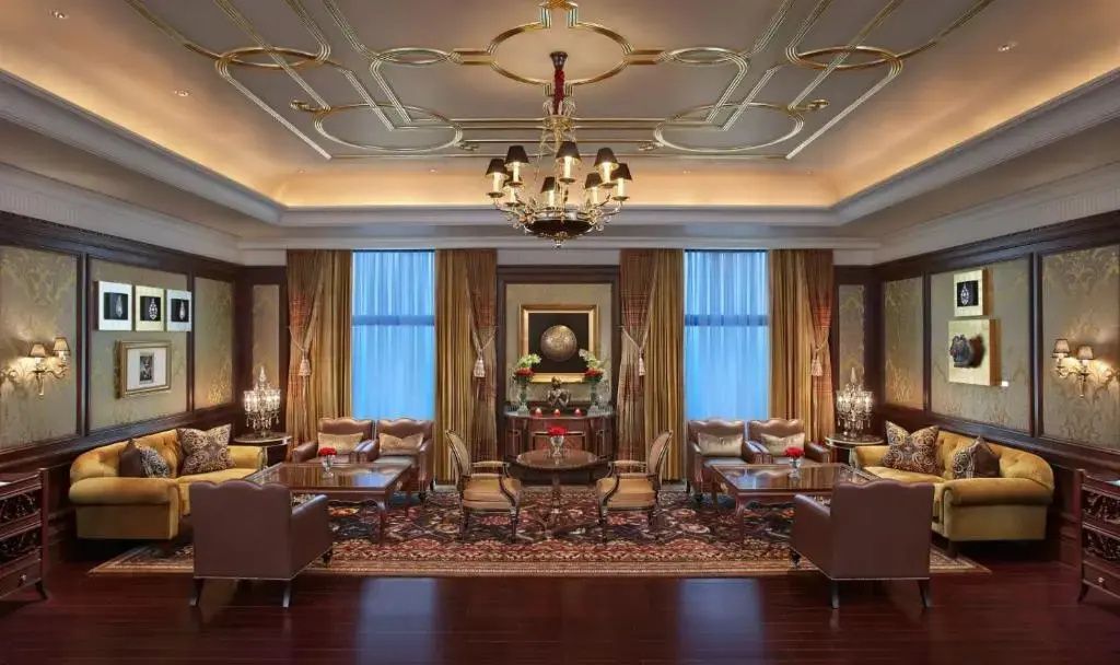 Prächtiger Lounge-Bereich mit eleganten Sitzmöbeln und einem imposanten Kronleuchter.