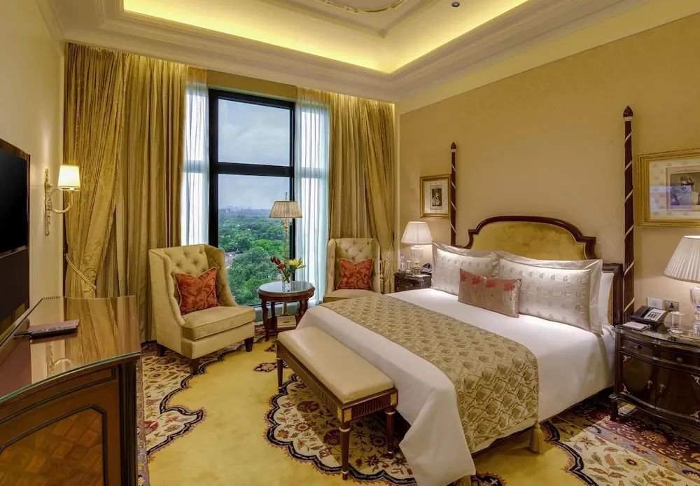 Elegantes Schlafzimmer mit Doppelbett, weichen Kissen und großen Fenstern mit Aussicht