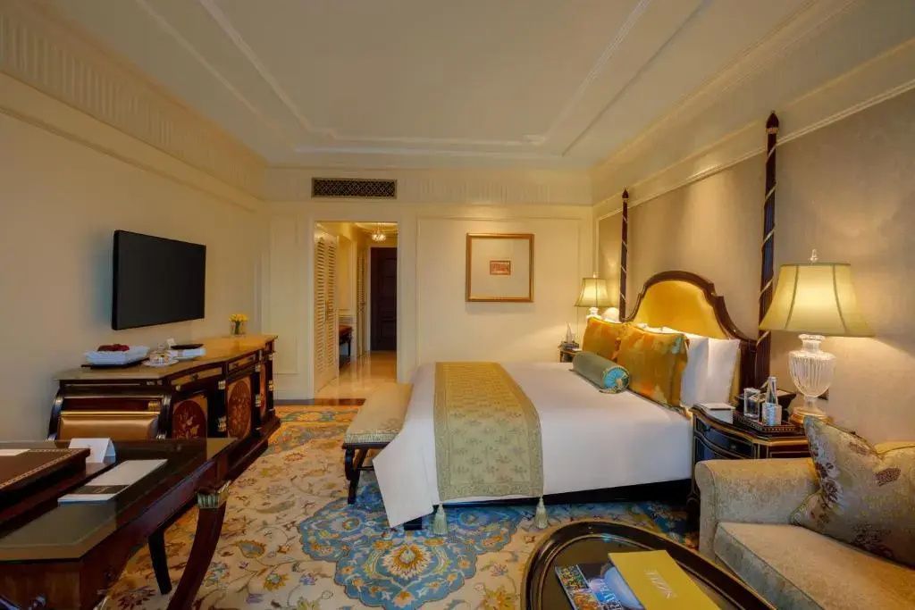 Elegantes Doppelzimmer mit luxuriösem Dekor und Teppichdesign im Leela Palace New Delhi