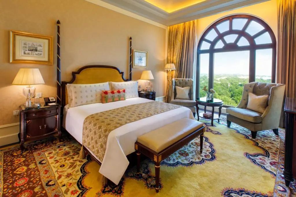 Luxuriöses Schlafzimmer der Maharaja Doppel Suite mit Doppelbett und Aussicht.