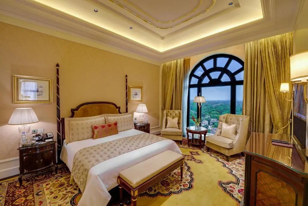 Helles Schlafzimmer der Maharaja Doppel Suite mit einem großen Fenster und Dekoration.