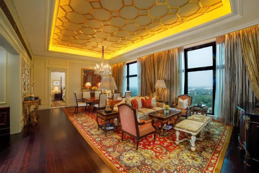 Große Wohnzimmer der Suite mit eleganten Möbeln und Teppich.