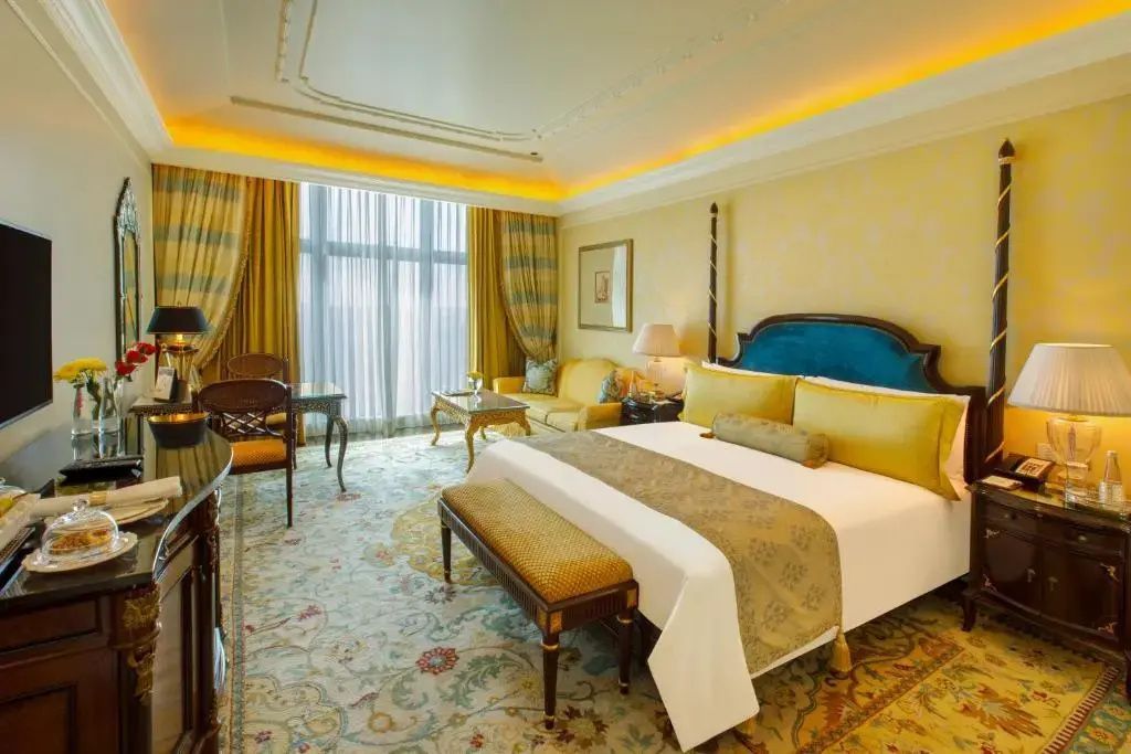 Helles, geräumiges Hotelzimmer mit Kingsize-Bett und großer Fensterfront