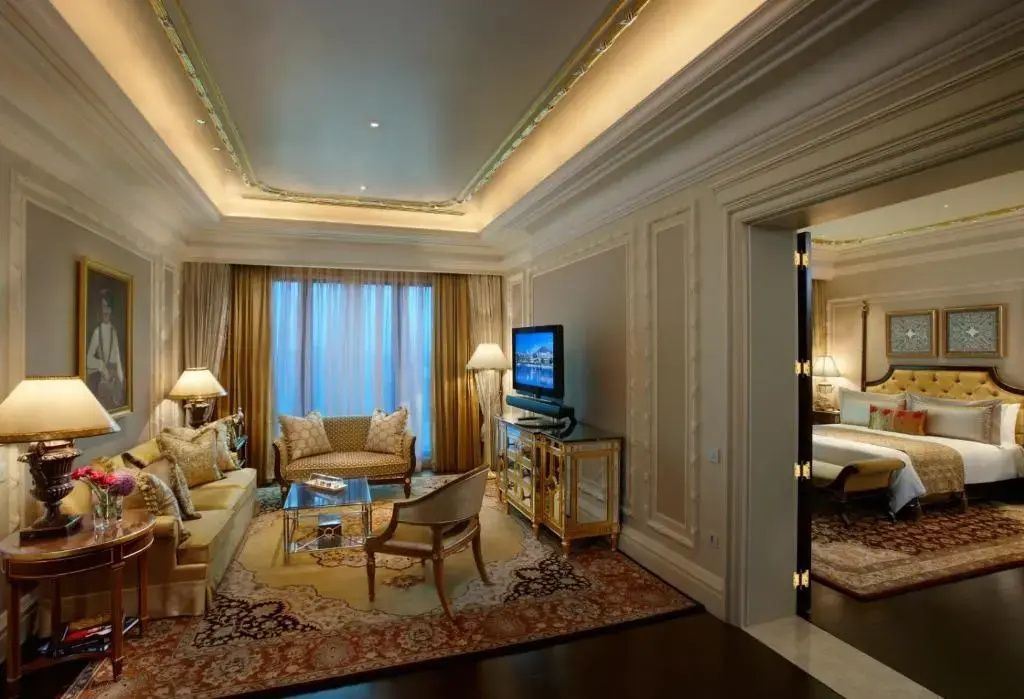 Elegantes Wohnzimmer in der Präsidenten Suite mit edler Einrichtung und Lichteffekten