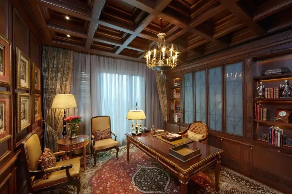 Klassisch eingerichtetes Arbeitszimmer in der Präsidenten Suite mit edlen Holzmöbeln und Kronleuchter