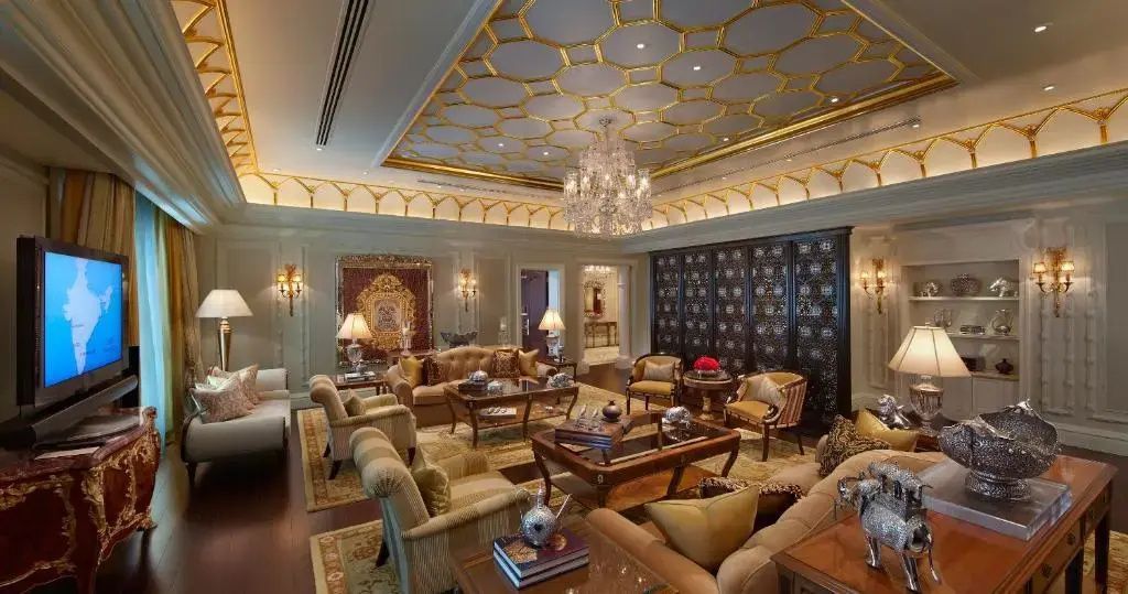 Luxuriöser Wohnbereich in der Präsidenten Suite mit opulentem Dekor und feinen Details