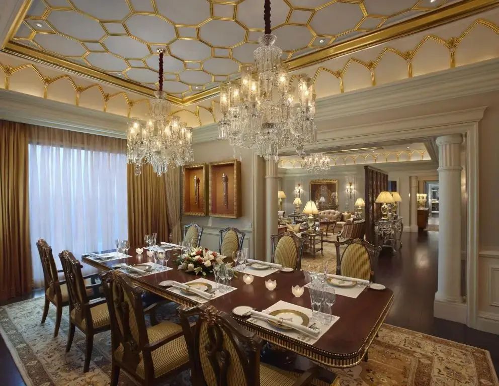 Elegantes Esszimmer in der Präsidenten Suite mit großem Esstisch und funkelnden Kronleuchtern