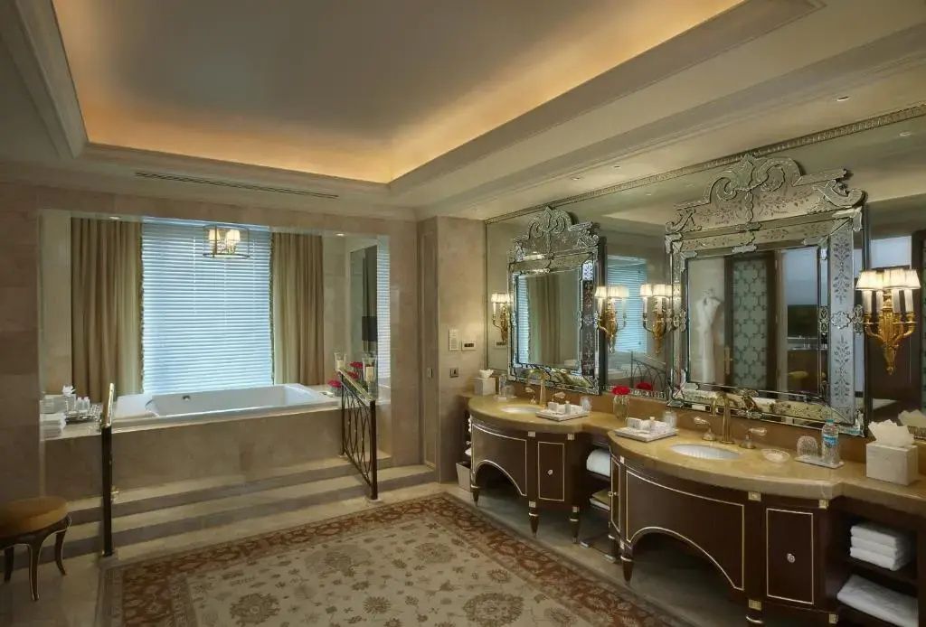 Luxuriöses Badezimmer in der Präsidenten Suite mit Doppelwaschtisch und freistehender Badewanne