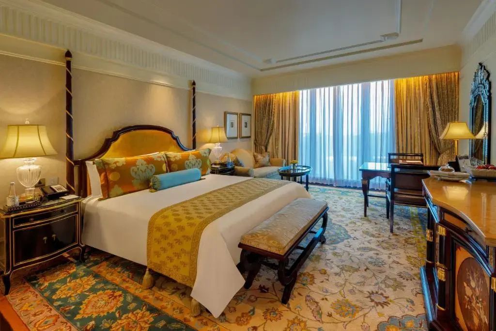 Geräumiges Hotelzimmer mit großen Fenstern und luxuriösem Bett