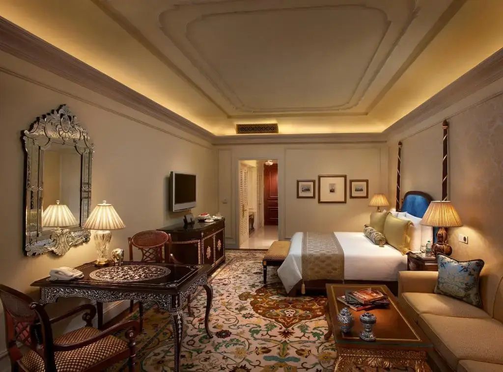 Elegantes Zimmer mit klassischem Dekor und stimmungsvoller Beleuchtung