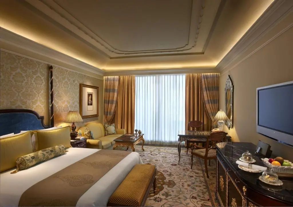 Hotelzimmer mit luxuriösen Möbeln und großen Vorhängen