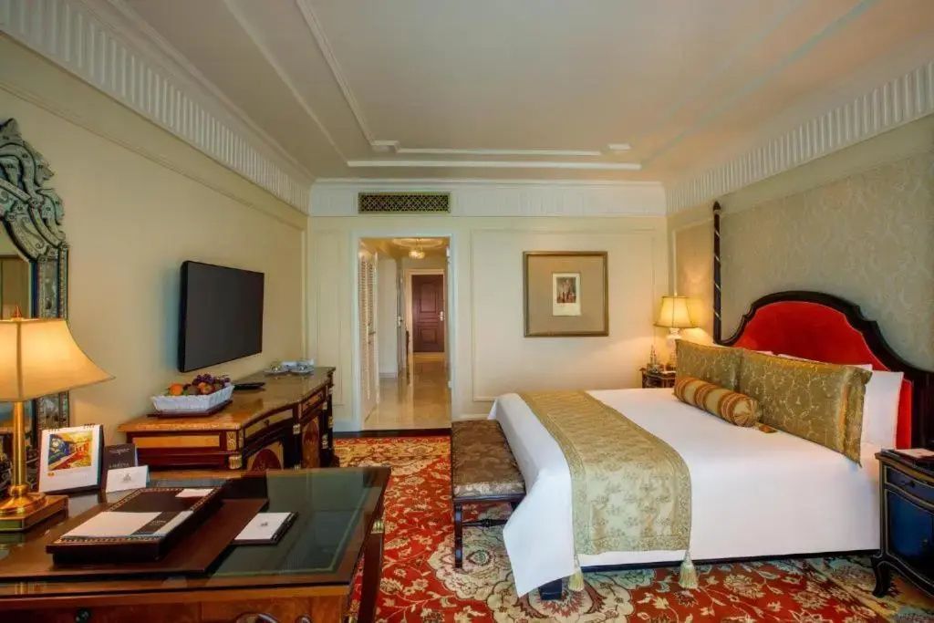 Elegantes Schlafzimmer mit Doppelbett und klassischem Dekor in der Royal Doppel Suite