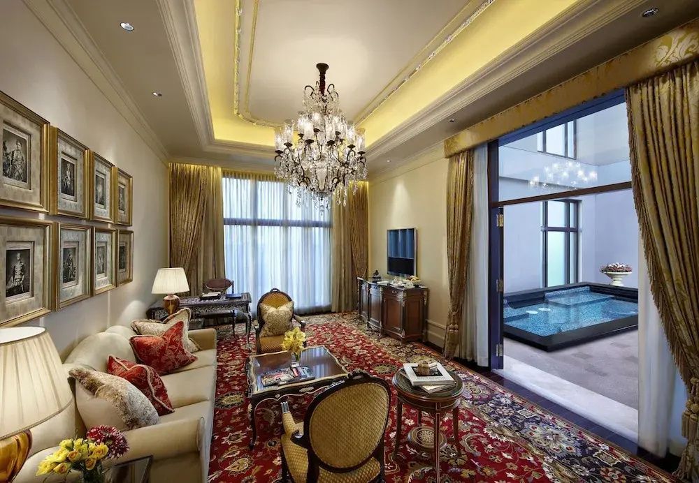 Luxuriöses Wohnzimmer der Royal Doppel Suite mit Kronleuchter und eleganten Sitzmöbeln