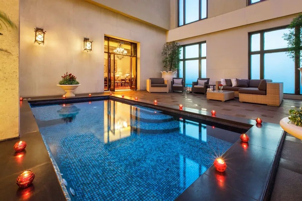 Privater Innenpool mit Sitzbereich und Kerzenlichtern in der Royal Doppel Suite