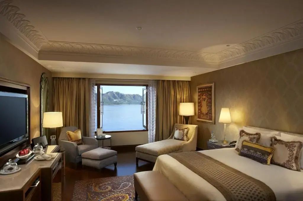 Geräumige Deluxe Doppel Suite mit Doppelbett und Panoramafenster mit Seeblick.