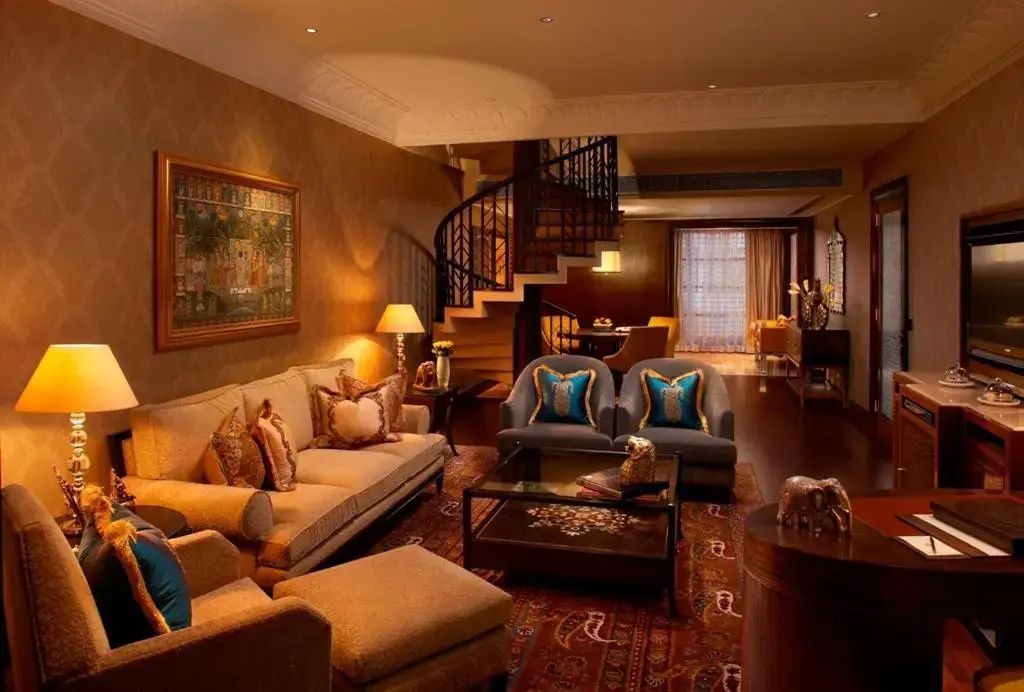 Elegantes Wohnzimmer mit luxuriöser Ausstattung und Wendeltreppe in der Suite.