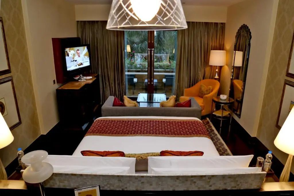 Elegantes Hotelzimmer mit Doppelbett und Balkonblick