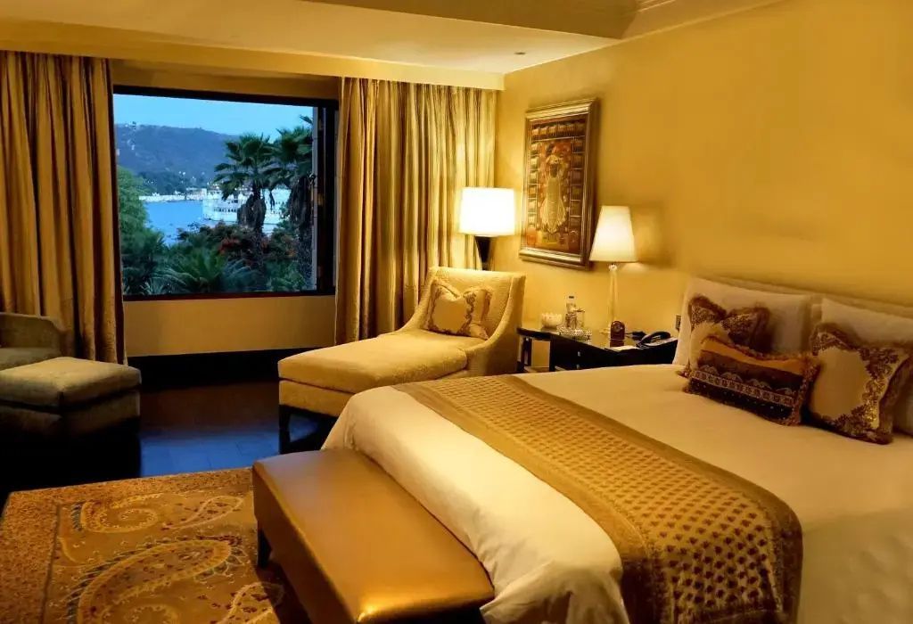 Hotelzimmer mit gemütlicher Sitzecke und Blick auf den See