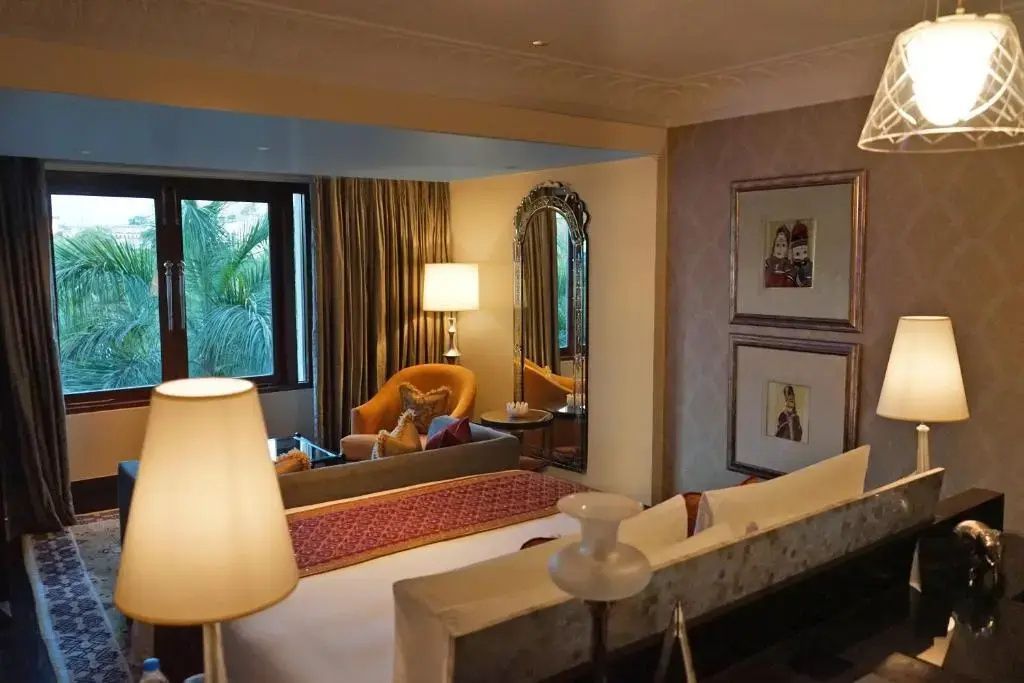 Luxuszimmer mit Sitzbereich und klassischem Dekor