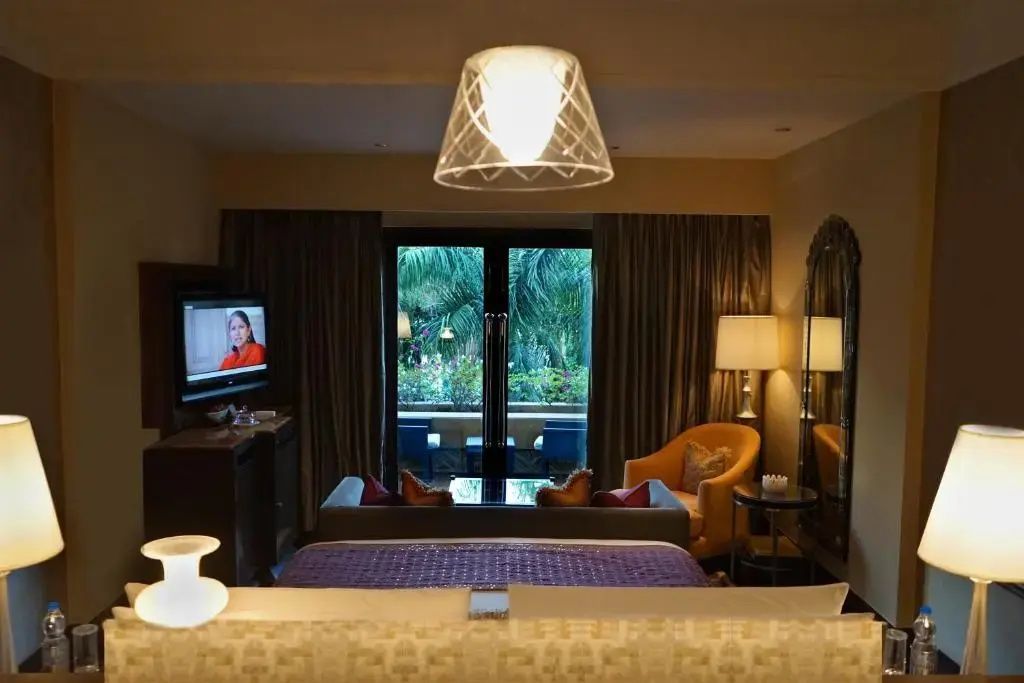Zimmer mit Zugang zum Balkon und raffinierter Inneneinrichtung